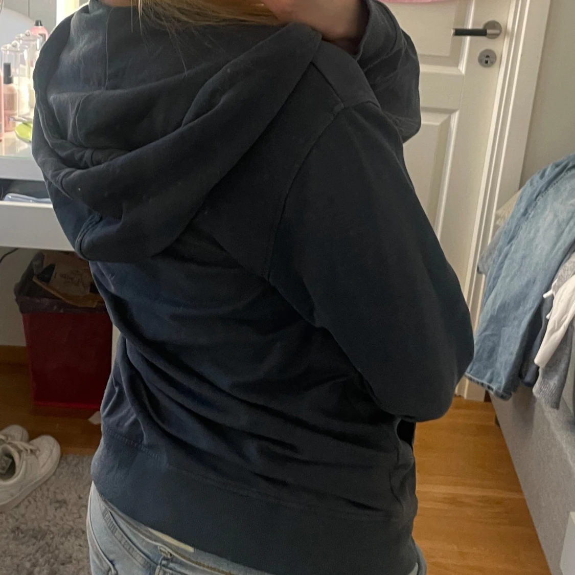 Mörkgrå hoodie med dragkedja från Johaug - 2