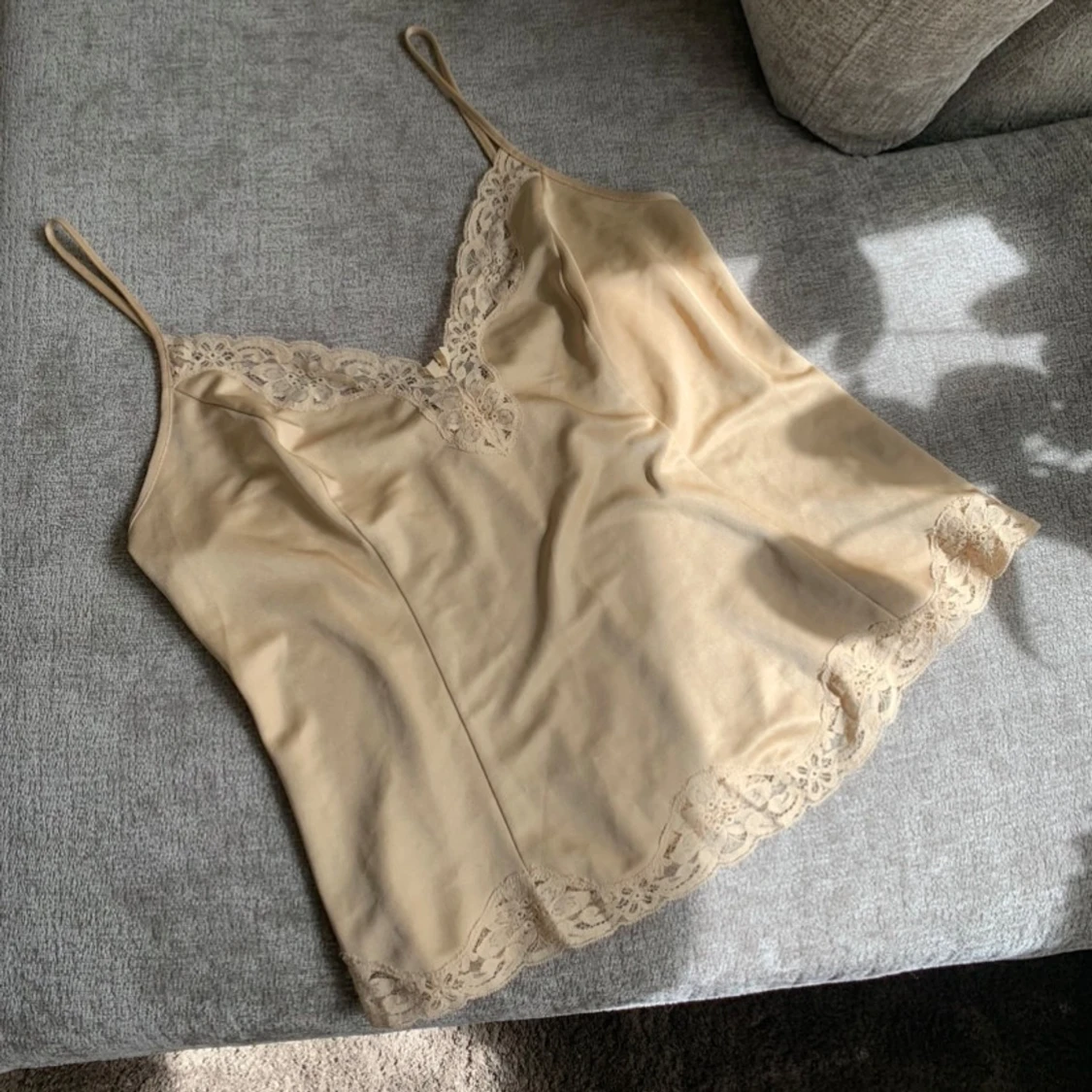 Beige linnetopp med spetsdetaljer