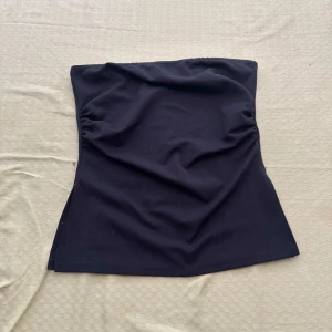 Svart tubtopp - Säljer en enkel svart tubtopp i stretchigt material. Den har slits nertill på vardera sida, sååå fin verkligen💕🔥