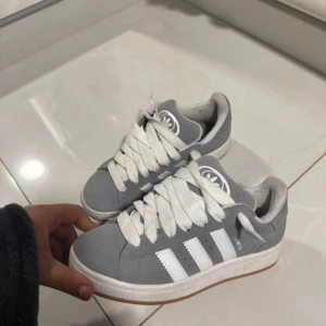 Grå Adidas Campus  - Grå Adidasbyxor campus i bra skick