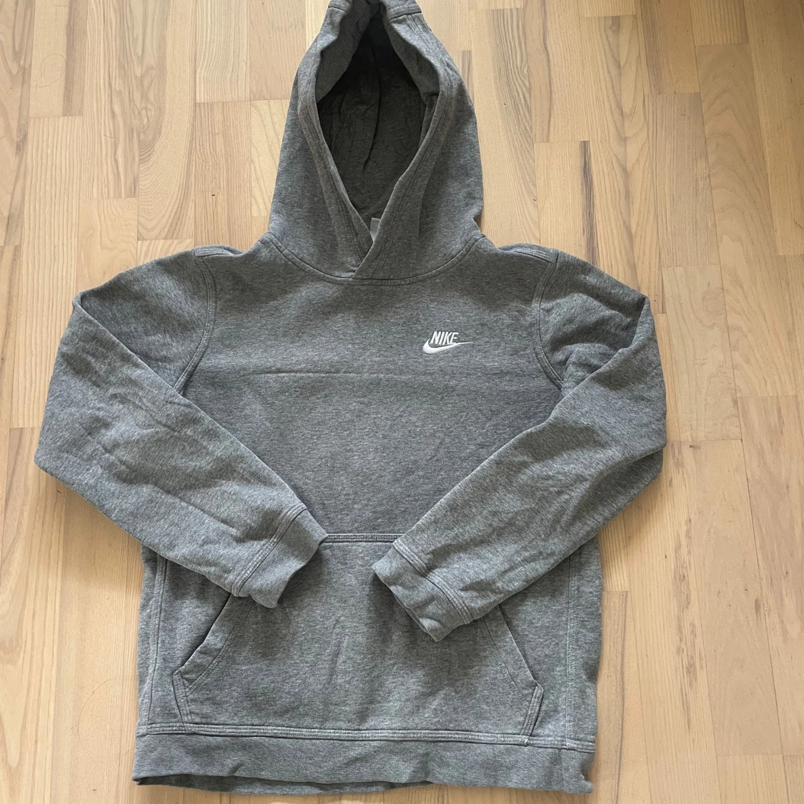Grå hoodie från Nike