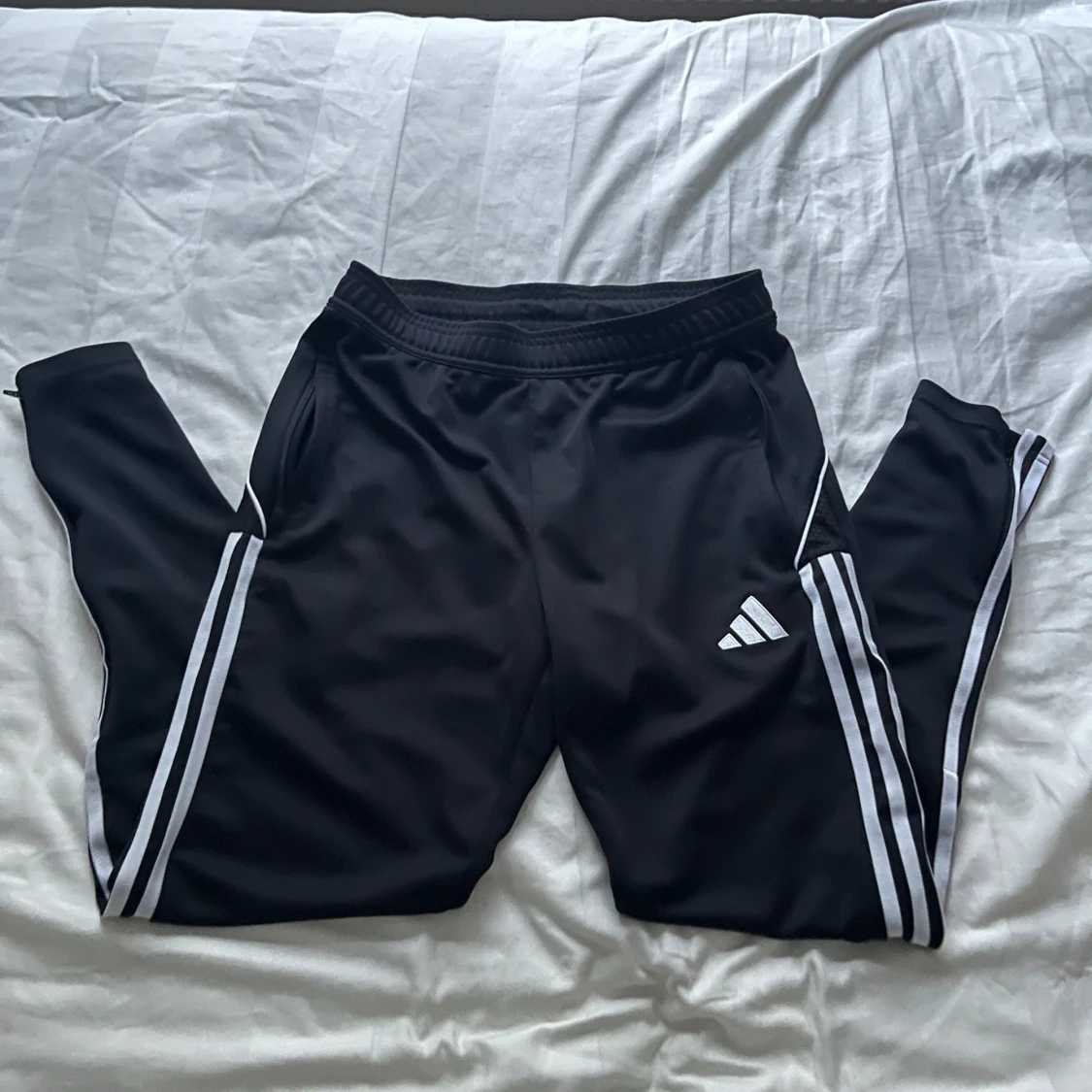 Svarta träningsbyxor från Adidas