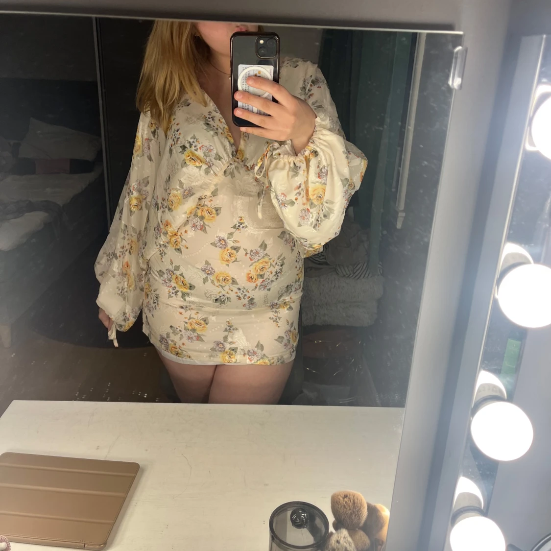 Blommig kortklänning med volang och v-ringning💓 - 1