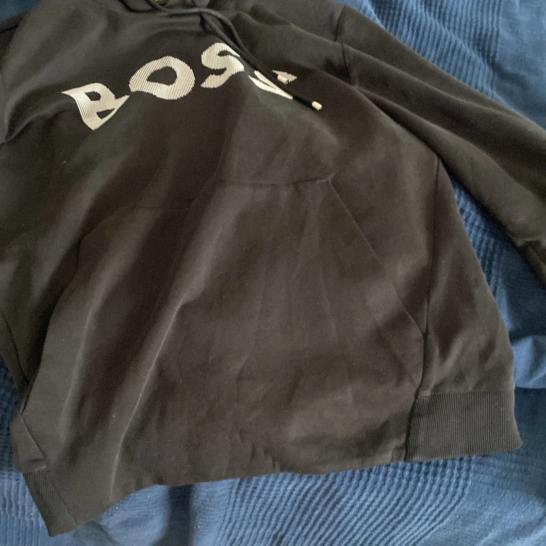 Svart hoodie från BOSS med logga - 3