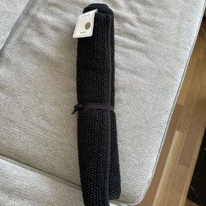 Badrumsmatta - Svart badrumsmatta från H&M. Ny, aldrig använd, med lappar på. Mått 50x70.