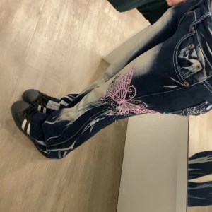 crazy age jeans - strlk w26/36 , dom är uppsydda fast dom passar perfekt och jag e 160cm, fraktar it jag möts upp i Sthlm 