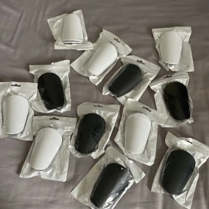 Svart och vita minibenskydd(10x6) - Vi säljer minibenskydd för ett bra pris och kvalite, det är 10x6cm. Finns i vitt och svart | 40kr+frakt