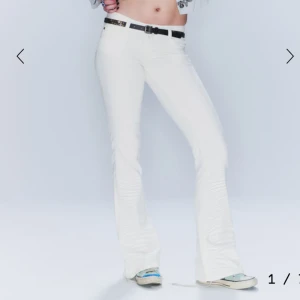 Vita jeans från Weekday / cheap monday  - HELT NYA MED PRISLAPP!! Snygga vita jeansbyxor med bootcut-stil och klassisk femficksdesign. Byxorna har normal passform och är tillverkade i ett stretchigt jeanstyg. Perfekta för dig som vill ha en fräsch och trendig look.💘