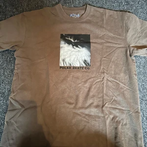Polar Skate Co. T-shirt brun - För stor för mig och har ingen användning av den. Inget fel på den, använd ett fåtal gånger Original pris: 299kr