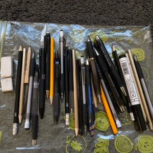 Pennor - Säljer en mix av  blyertspennor, stiftpennor, bläckpennor, 2 Sudd, 1 whitebordpenna. Alla pennor är testade & funkar och flera vässade. Kommer läggas till fler pennor än de som syns på bilden, då jag hittar fler hemma efter att bilden togs.