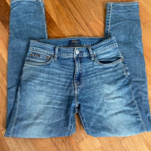 Polo ralph lauren jeans - Tja säljer dessa snygga polo ralph lauren jeans i blått || Jeansen är i slim fit och passar ungefär storlek 160 eller Xxs || De är i ett ganska fint skick! || Nypris omkring ” 1200kr ” 