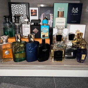 Parfym prover/Decants/Samples/Parfymer/Parfym splittar - Säljer samples av alla parfymer på bilden. Storlekarna är 2ml, 3ml, 5ml och 10ml. Kan lösa frakt privat = 22kr. Parfymerna är följande: Creed Royal Oud, Creed Millesime Imperial, Creed Aventus, Creed Virgin Island Water, Amouage Reflection Man, PDM Greenely, PDM Layton, Maison Margiela By The Fireplace, SWY Intensely, Louis Vuitton Imagination, LV Pacific Chill, Nishane Hacivat, Initio Absolute Aphrodisiac, Stephane Humbert Lucas God Of Fire, Xerjoff Torino 21, Office for men.