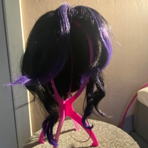 Shinobu Kocho peruk - Säljer en cosplay peruk från serien demon slayers 
