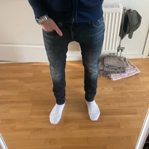 Mörkblå jeans från G-Star RAW - Säljer ett par riktigt snygga mörkblå jeans från G-Star RAW. Strl 30:32 sitter väldigt tajt. Dom har några snygga slitningar vid fram och bakfickor och rätt så skönt material. Skriv vid frågor och funderingar!!
