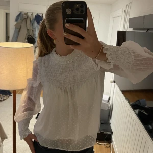 Fin vit blus - Gullig vit blus i gott skick