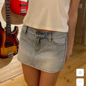 Ljusblå jeanskjol - Supersöt jeanskjol från brandy melville. Den har endast används några fåtal gånger🩷one size