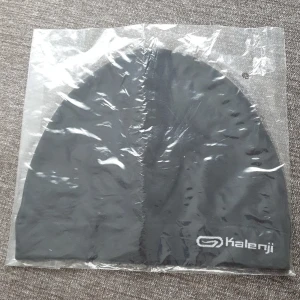 *Helt ny* Kalenji mössa - Säljer en helt ny och oanvänd svart Kalenji mössa - central cee edition. One size, strechmaterial