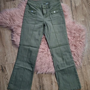Gröna hm jeans Lågmidjade  - Lågmidjade gröna jeans från hm, populära!! Midjemått: rakt över 35 cm och innerbensmåttet 69 cm