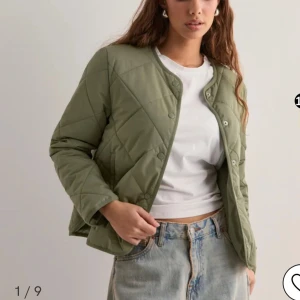 Grön vår jacka Nelly - Säljer denna gröna vår jacka som i princip är slutsåld på Nelly hemsidan. Säljs då den var för liten för mig🥰 helt ny och bara testad! Ge gärna prisförslag o fråga om fler bilder🥹