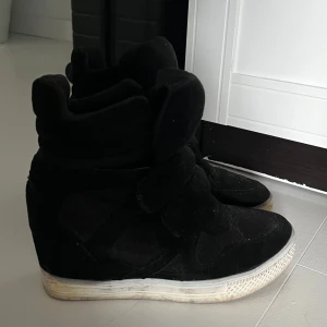 Isabel marant skor  - Säljer dessa otroligt snygga, väldigt Isabel Marant liknande skorna. Skorna har en rund tå och är tillverkade i mocka. De har glittriga detaljer. Säljer då de inte kommer till användning. Går att fräscha upp dom enkelt!💓