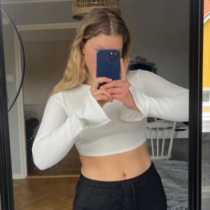 Långärmad topp - Vit croppad långärmad topp med öppen rygg 🌸prislapp kvar på, nypris var 199kr.  