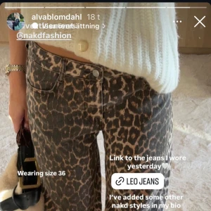 Leopardmönstrade jeans från NA-KD - Säljer ett par coola leopardmönstrade jeans från NA-KD. Byxorna har normal passform, raka ben och klassisk femficksdesign. De är tillverkade i ett jeanstyg och har knapp- och dragkedjestängning framtill. De är lite uppsydda så är lite långa på mig som är 155! Använda Max en gång så inga defekter osv utan som nya!💓💓Köpte de för 800, Helt slutsålda⚠️