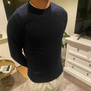 Merino ull tröja från Massimo Dutti - En jättefin merino ull tröja ifrån Massimo Dutti i jättefin kvalité! Den är varsamt använd och passar perfekt nu till sommaren🤩.  Stl Medium.    Nypris 1800kr vårt pris 299kr
