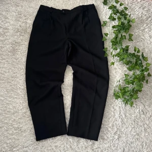 Svarta loose kostymbyxor - Storlek • 32/34 Skick • Bra Material • Bomull och polyester • Tveka inte på att skriva vid bud eller andra frågor. • Jag försöker skickar allt samma dag men senast en dag efter.  Mått  • Längd 106cm • Bredd 48cm