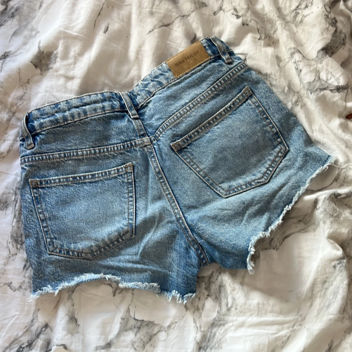 Blå jeansshorts från Gina Tricot - 1