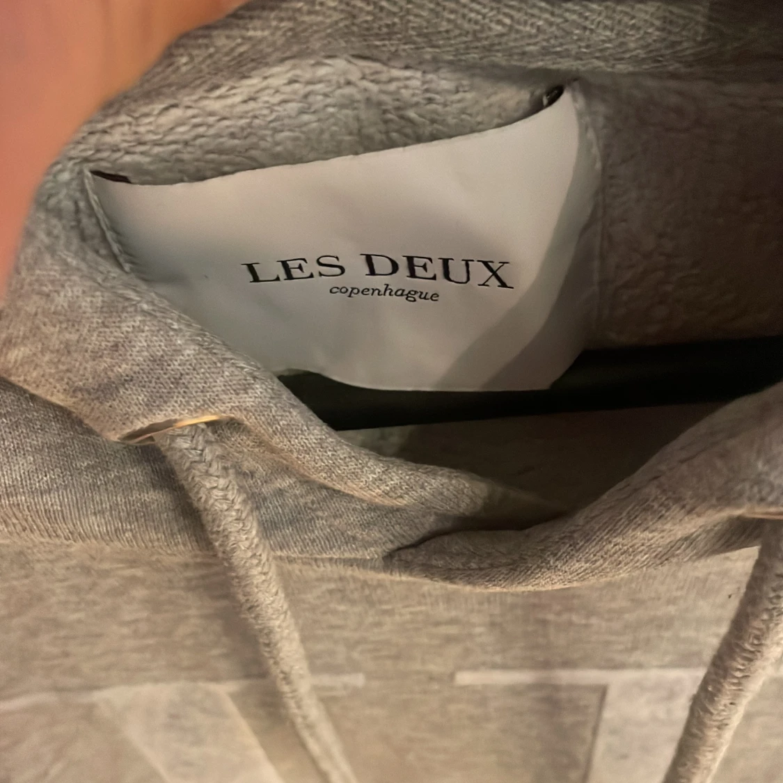 Grå hoodie från Les Deux - 1