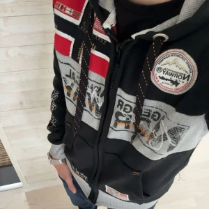 ❗️geographical norway❗️ zip hoodie - Eftertraktade geographical norway zip hoodie💯| färg: svart | nyskick  | skriv vid minsta fundering eller fråga | pris kan diskuteras vid snabb affär //GC