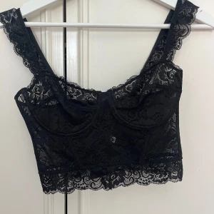 Svart spetsig korsettopp från NA-KD - Säljer en svart korsettopp från NA-KD i spets 