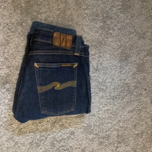 Mörkblå jeans från Nudie Jeans - Tja! Säljer ett par ass feta Nudie jeans,Nypris 1500🔥Pris kan sänkas vid snabb affär, Tveka inte på att höra av dig 