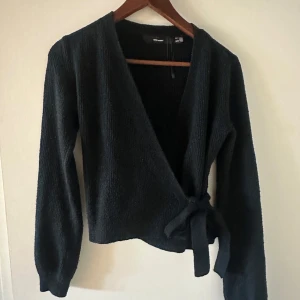Stickad omlott tröja - Säljer min svarta omlott tröja från vero moda! Basic men väldigt fin!