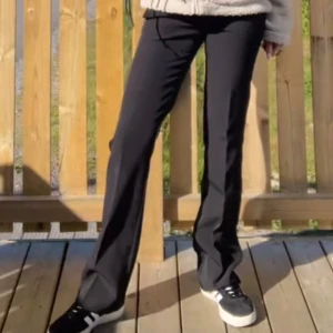 Svarta låg midjade kostymbyxor  - Säljer ett par svarta kostymbyxor med bootcut passform. Byxorna har låg midja, raka ben med lätt utsvängning och diskreta fickor bak. Använd en gång säljer för jag tappa bort kvittot❤️ orginal pris 500kr säljer för 300kr
