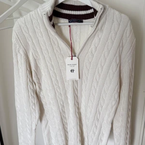 Felix Hardy Halfzip - Säljer en helt ny (taggen kvar!) kabelstickad halfzip från Felix Hardy – superfräsch i vit med snygga bruna detaljer i kragen. Perfekt för kyliga sommarkvällar, men också en favorit till både höst och vår. Den här tröjan är helt slutsåld i S, M och L överallt och riktigt svår att få tag på – så vill du sticka ut och ha något ingen annan har? Passa på! Skicka DM för pris eller frågor. Först till kvarn! 🪭🪩✨