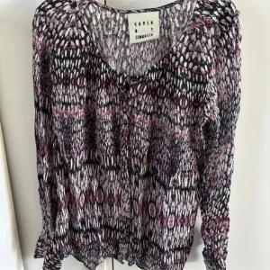 Mönstrad blus från Karen by Simonsen - Säljer en tunn och luftig blus med abstrakt mönster i svart, vitt och rosa från Karen by Simonsen. Blusen har lång ärm, v-ringning och elastisk nederkant. Perfekt för dig som gillar unika mönster och lätta material. Strl XL som ny 