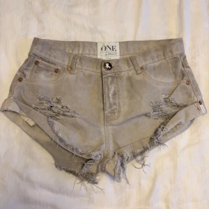 Vintage OneTeaspoon shorts - Vintage OneTeaspoon shorts low/midrise🤍Modell: Bandits.                                              Midjemått: 40cm.                                                          Från grenen till linningen: 25 cm.                            Höft: 45 cm 