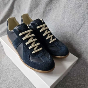 Maison Margiela GATS - säljer nu dessa mörkblåa GATS i mocka/ läder där box & dustbag medföljer. dom är i näst intill nyskick. det är bara att höra av sig vid minsta lilla!