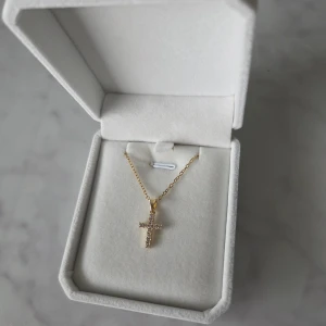 Halsband med korshänge - Snyggt halsband med ett korshänge.