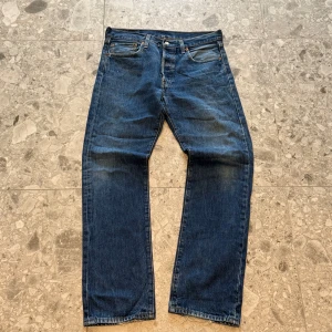 Levi's 501 blå jeans - Klassiska blå Levi's 501 jeans med raka ben. Väldigt snygga jeans enligt mig och är i mycket bra skick. Nypriset ligger på cirka 1400 så ett väldigt bra pris.