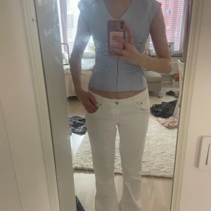 Jätte snygga vita Lågmidjade bootcut jeans!!🩵🤍😋😋🤭 - Perfekta vita jeans till sommaren, bra skick!😊😊😇😇