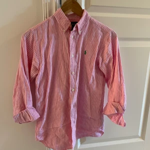 Ralph Lauren linneskjorta  - Ralph Lauren Linneskjorta - mycket bra skick - stl 14år, xs typ, jag är 177 och den är lite liten på mig, så någon runt 165-170 tror jag skulle passa i den! - pris kan diskuteras - hör av er vid frågor🙌