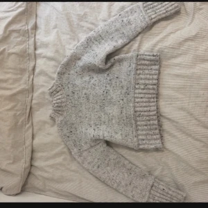 Ljusgrå stickad tröja från Primark med lite krage  - Mysig ljusgrå stickad tröja från Primark med krage, aldig använt💞