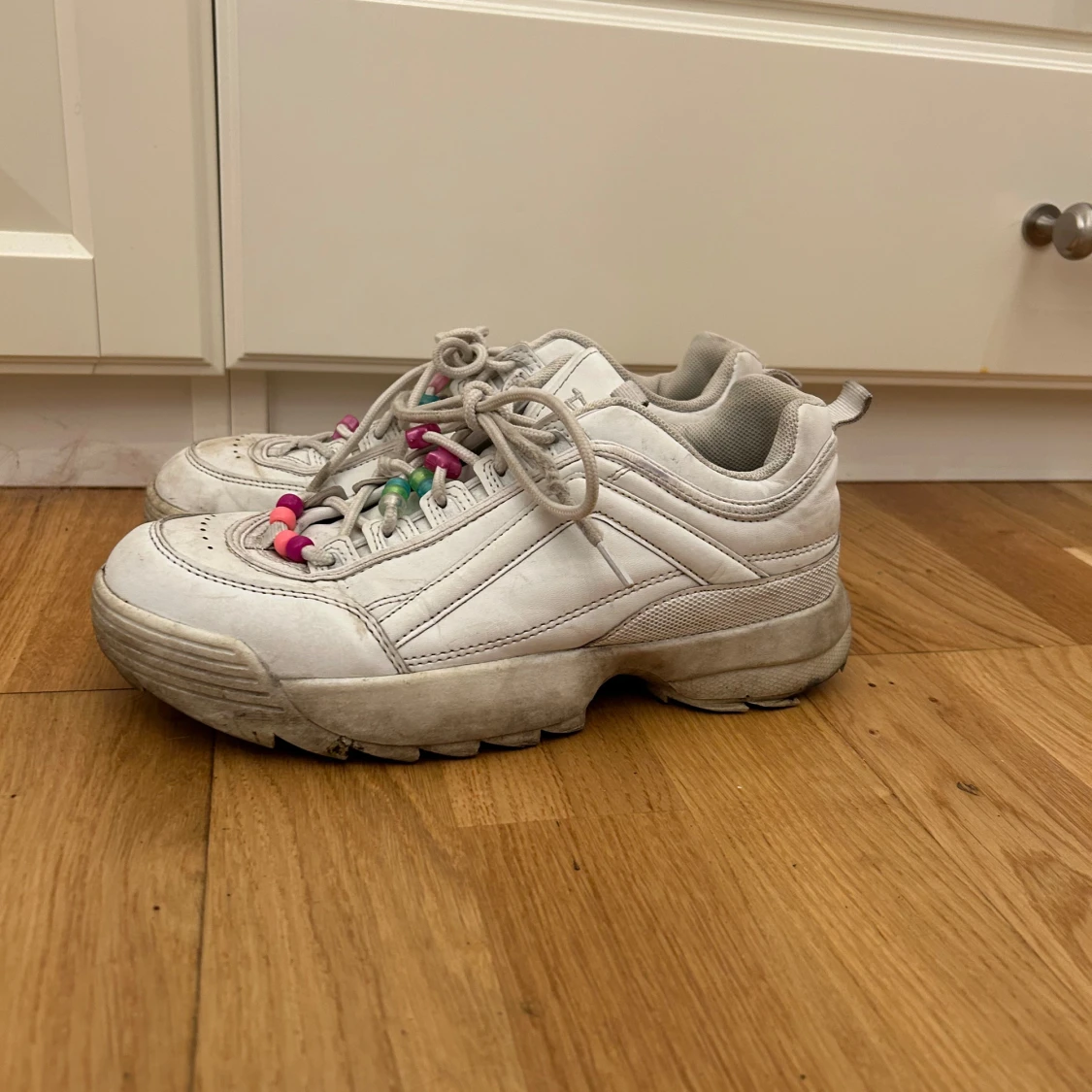Vita chunky sneakers från Duffy