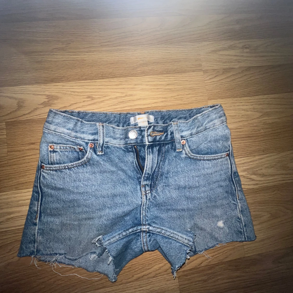 Blå jeansshorts från Gina Tricot