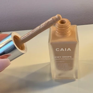 Caia Dewydrops - Säljer dewydrops från caia i färgen 20N, aldrig använt de då det är fel färg tyvärr💕Skriv vid om ni har någon fråga eller vad som helst! Som ni ser på sista bilden jämför jag den med två gamla som nästan är slut, där kan man se att den jag säljer är helt fylld💞Nypris-375kr