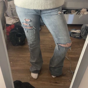 Ljusblå slitna bootcut jeans - Skit snygga bootcut Lågmidjade med slitningar🤩. Fin även slitage längst ner vid fötterna
