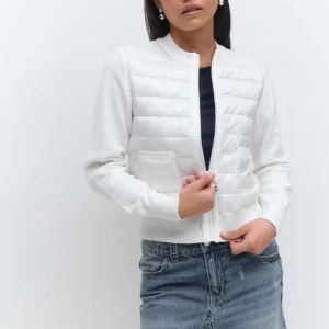 Vit quiltad bomberjacka från Gina Tricot - Säljer en fräsch vit bomberjacka från Gina Tricot med quiltade partier och dragkedja framtill. Jackan har lång ärm och ribbade muddar vid ärmslut och nederkant. Perfekt för dig som vill ha en stilren och enkel look. Köpte den för 399.95 kr på Gina och jag säljer den för 250! Den är endast provad och alltså helt som ny! Den motsvarar storlek XS men passar även mig som har S💞