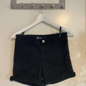Svarta jeans shorts - Jätte sköna svarta jeans shorts som är stretchiga. Använda ett fåtal gånger ser ut som nya! 